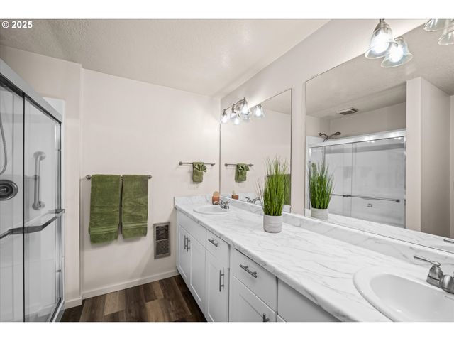 2062 LAKE ISLE Dr, Eugene, OR 97401