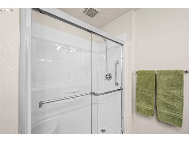 2062 LAKE ISLE Dr, Eugene, OR 97401