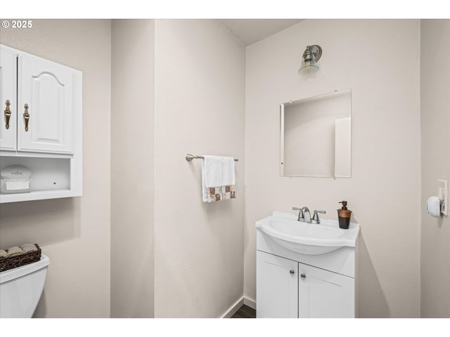 2062 LAKE ISLE Dr, Eugene, OR 97401