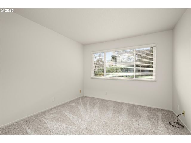 2062 LAKE ISLE Dr, Eugene, OR 97401