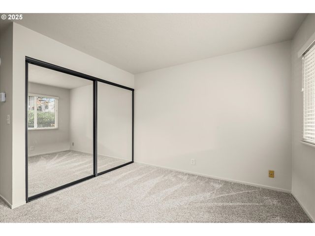 2062 LAKE ISLE Dr, Eugene, OR 97401