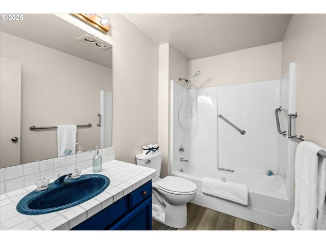 2062 LAKE ISLE Dr, Eugene, OR 97401