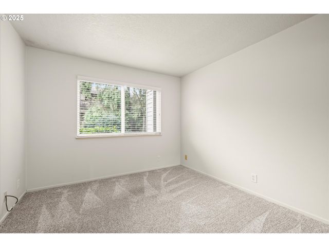 2062 LAKE ISLE Dr, Eugene, OR 97401