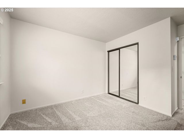 2062 LAKE ISLE Dr, Eugene, OR 97401