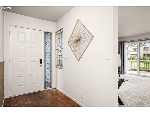 2062 LAKE ISLE Dr, Eugene, OR 97401