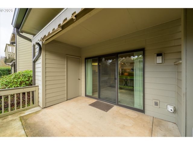 2062 LAKE ISLE Dr, Eugene, OR 97401