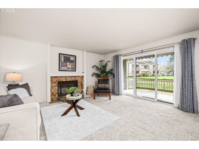 2062 LAKE ISLE Dr, Eugene, OR 97401