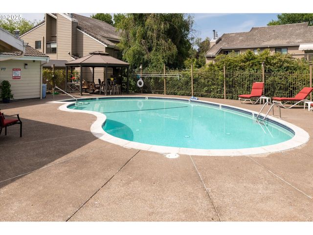 2062 LAKE ISLE Dr, Eugene, OR 97401