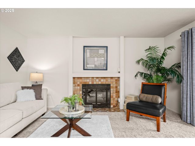 2062 LAKE ISLE Dr, Eugene, OR 97401