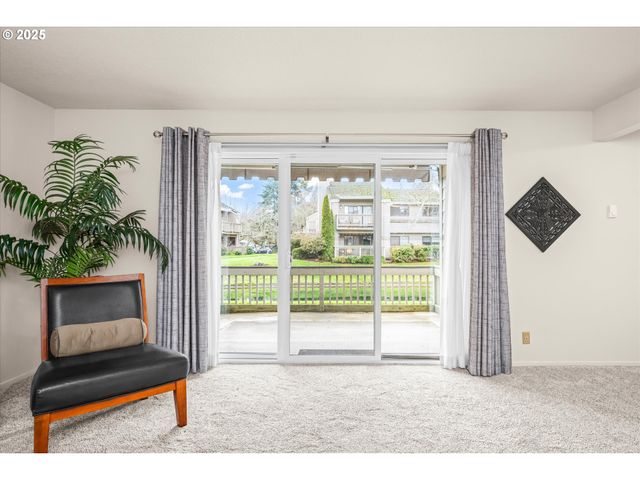 2062 LAKE ISLE Dr, Eugene, OR 97401