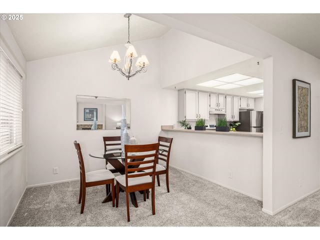 2062 LAKE ISLE Dr, Eugene, OR 97401