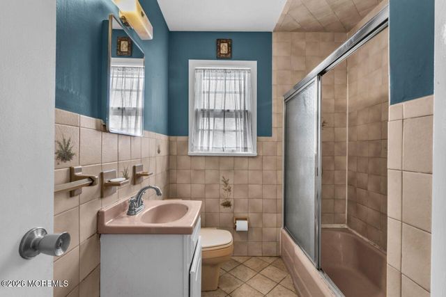 88 Lynn Court, Belford, NJ 07718