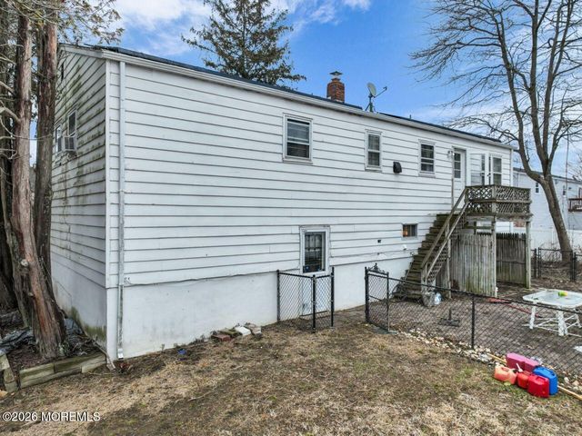 88 Lynn Court, Belford, NJ 07718