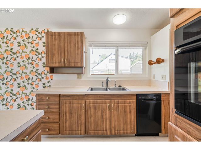 1421 HARVARD Ave, Gladstone, OR 97027