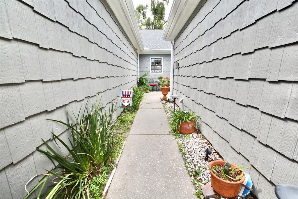 Image 3 of property listing at 1762 CASTLE ROCK ROAD, Tampa, FL 33612