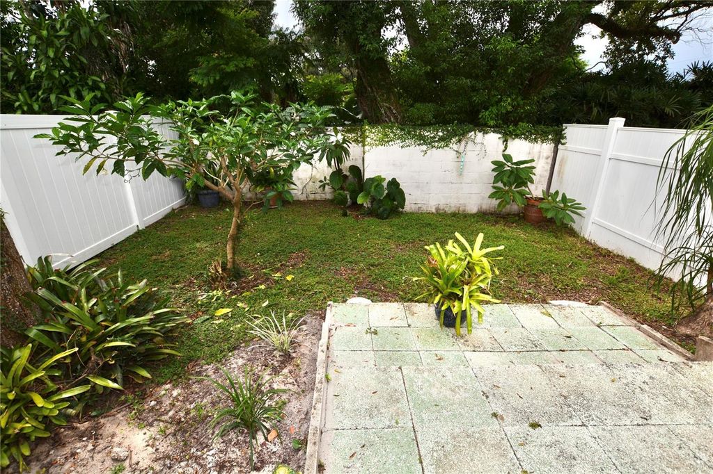 Image 33 of property listing at 1762 CASTLE ROCK ROAD, Tampa, FL 33612