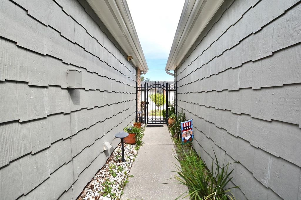 Image 47 of property listing at 1762 CASTLE ROCK ROAD, Tampa, FL 33612