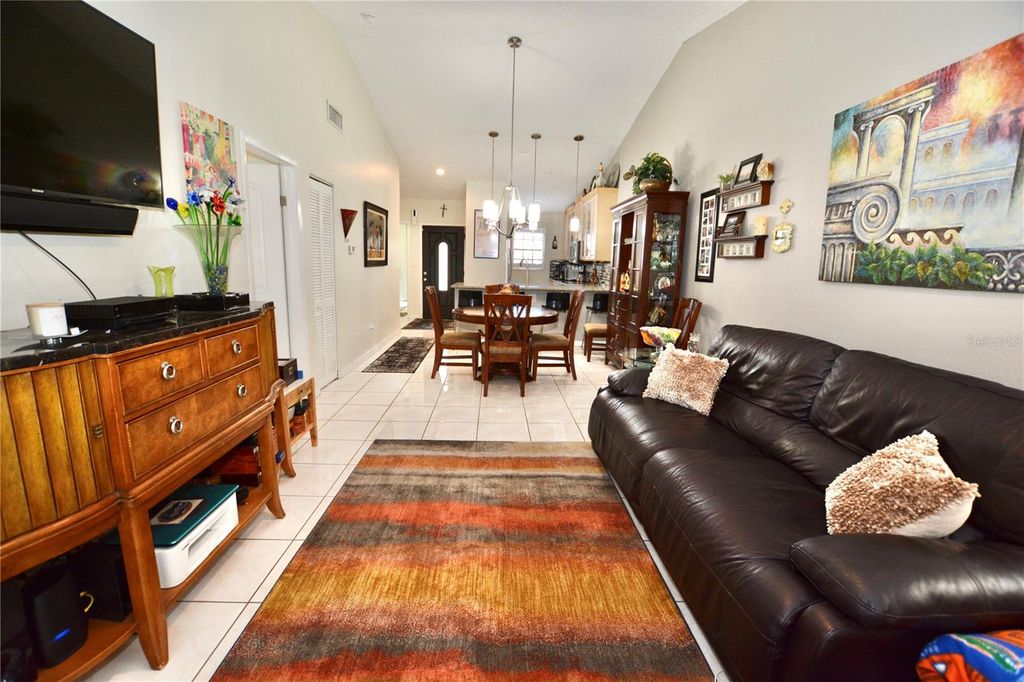 Image 8 of property listing at 1762 CASTLE ROCK ROAD, Tampa, FL 33612