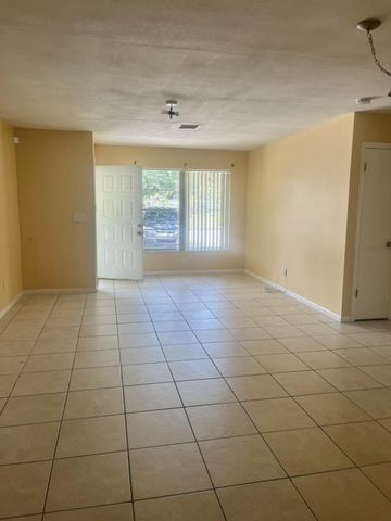 8905 SE Sandy Lane, Hobe Sound, FL 33455
