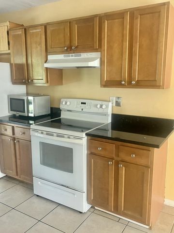 8905 SE Sandy Lane, Hobe Sound, FL 33455