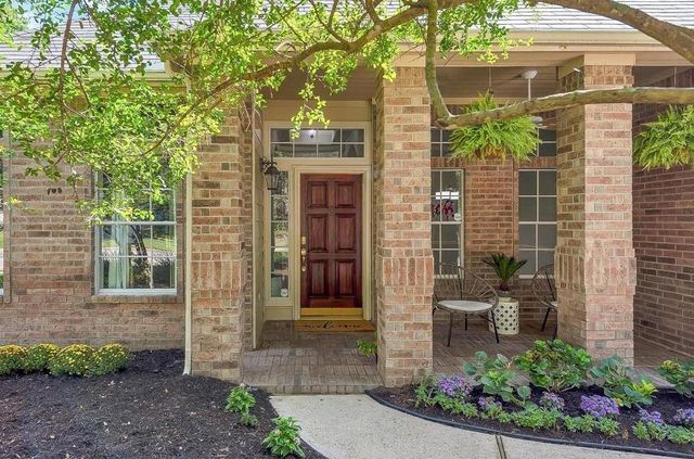 46 E Hobbit Glen Drive, Conroe, TX 77384