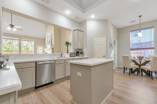 46 E Hobbit Glen Drive, Conroe, TX 77384