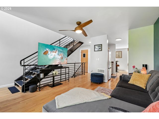 5918 Ne HOYT St, Portland, OR 97213
