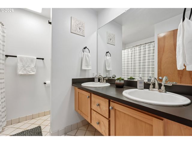 5918 Ne HOYT St, Portland, OR 97213