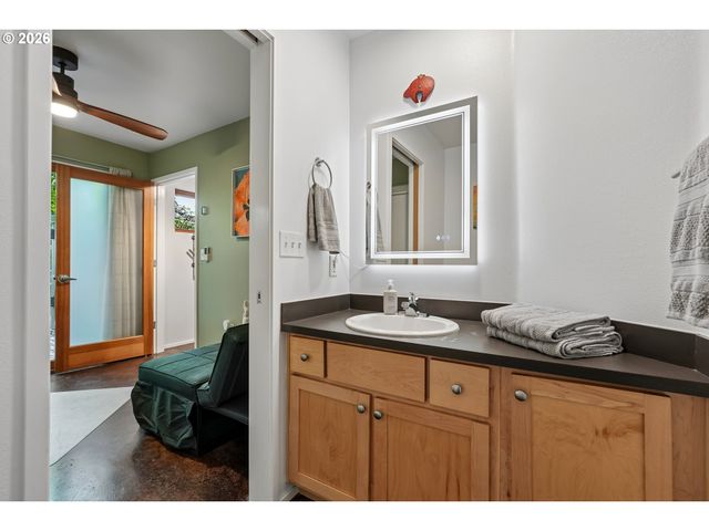 5918 Ne HOYT St, Portland, OR 97213