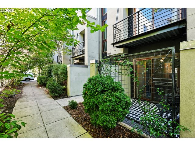 5918 Ne HOYT St, Portland, OR 97213