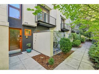 5918 Ne HOYT St, Portland, OR 97213