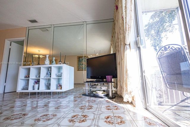 16790 NE 14th Ave 215, Miami, FL 33162