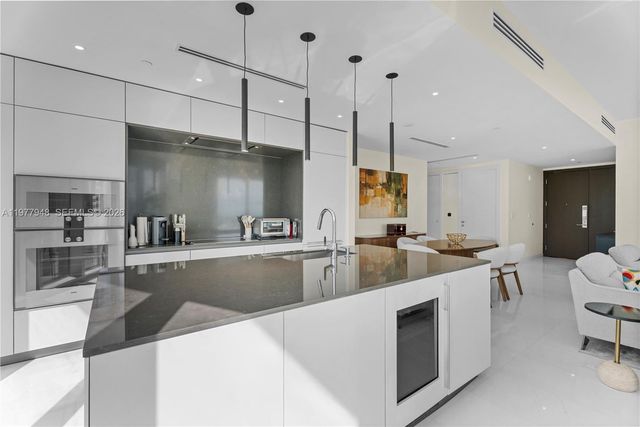 300 Biscayne Boulevard Way 4007W, Miami, FL 33131