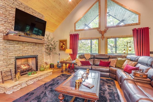 313 Muffle Court, Ellijay, GA 30540