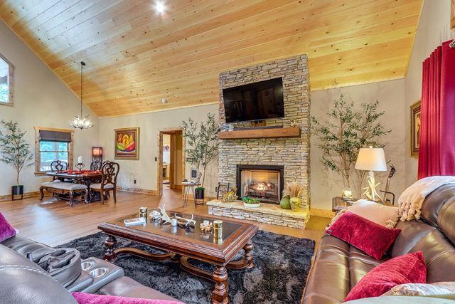313 Muffle Court, Ellijay, GA 30540