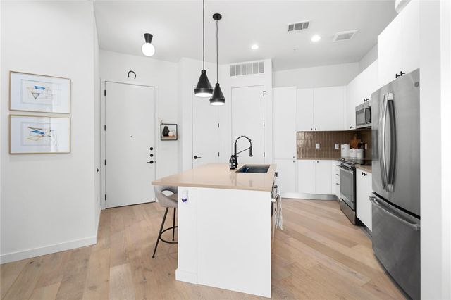 800 Embassy DR 421, Austin, TX 78702