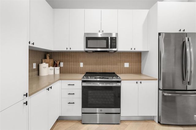 800 Embassy DR 421, Austin, TX 78702