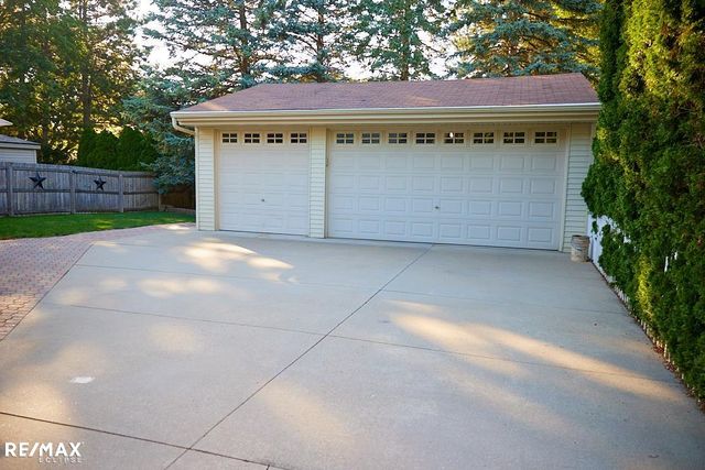 8833 Cologne Dr, Sterling Heights, MI 48314