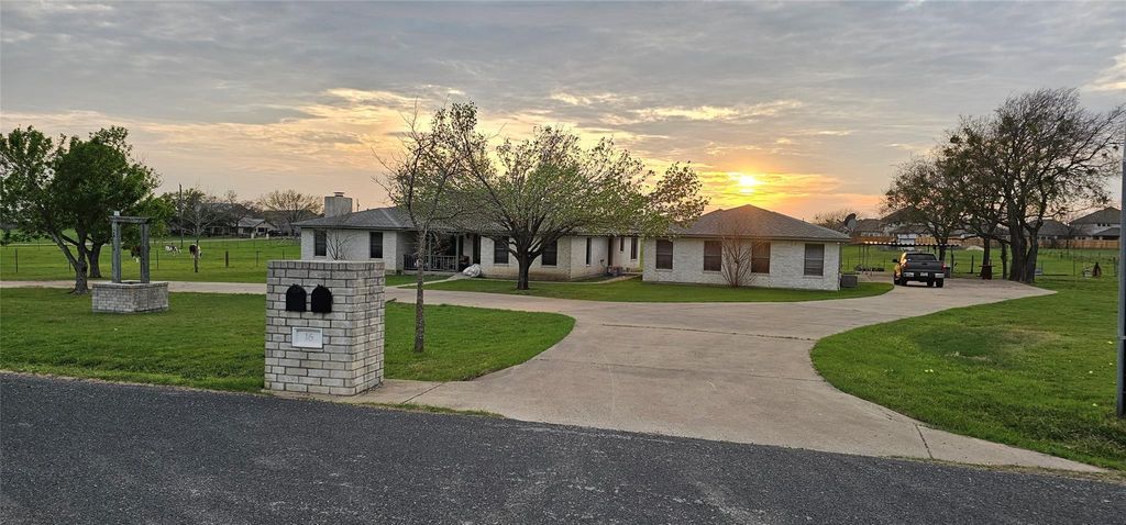 16 Brenda LN, Round Rock, TX 78665