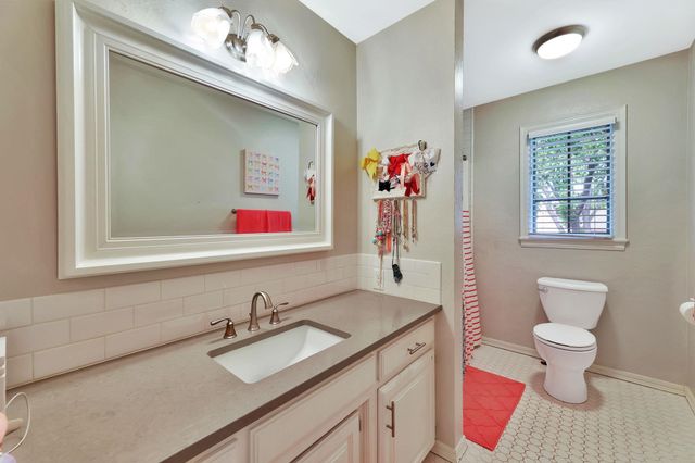 914 N Gatewood Ct, Wichita, KS 67206