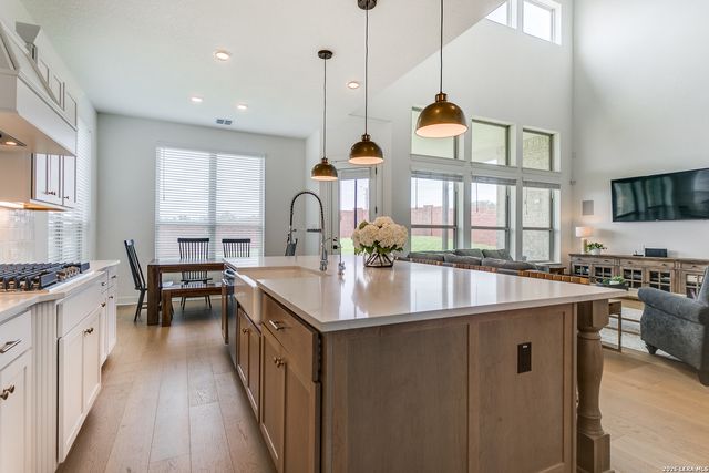 102 HUNTWICK DR, Boerne, TX 78006