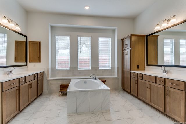 102 HUNTWICK DR, Boerne, TX 78006