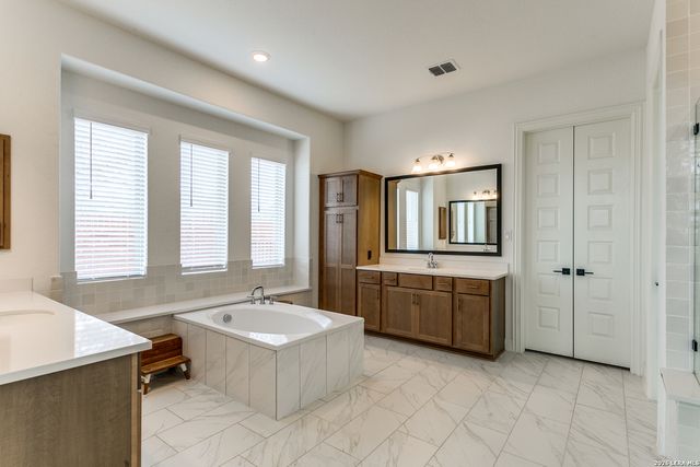 102 HUNTWICK DR, Boerne, TX 78006