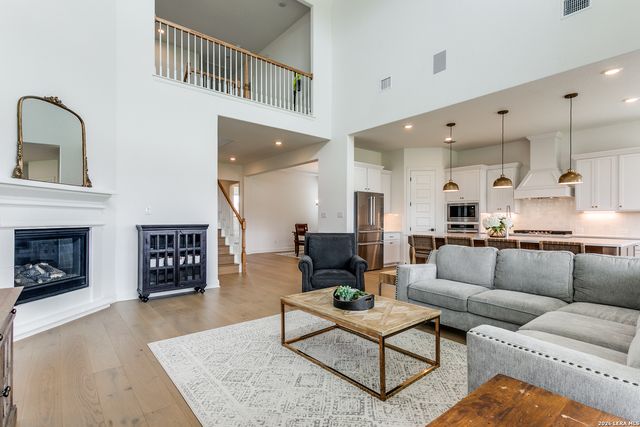 102 HUNTWICK DR, Boerne, TX 78006