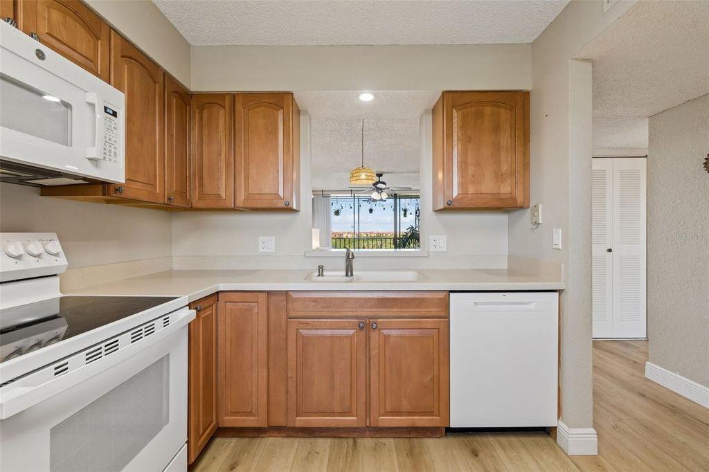 Image 11 of property listing at 900 COVE CAY DRIVE 5F, Clearwater, FL 33760