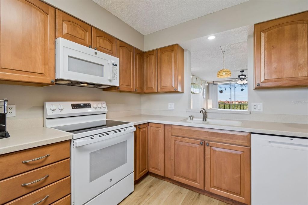 Image 12 of property listing at 900 COVE CAY DRIVE 5F, Clearwater, FL 33760