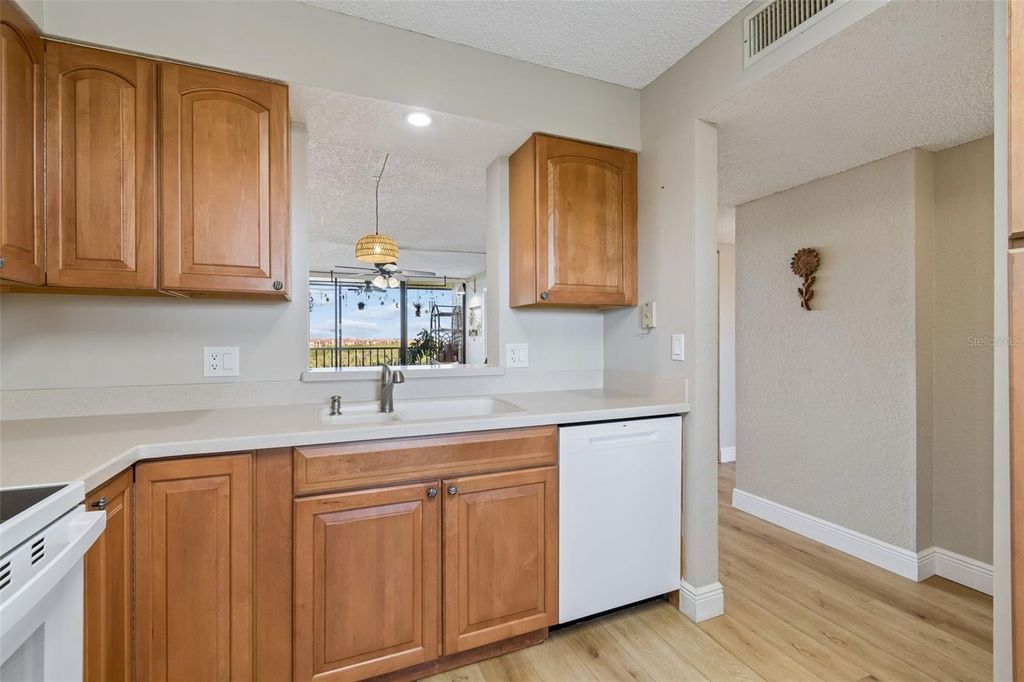 Image 13 of property listing at 900 COVE CAY DRIVE 5F, Clearwater, FL 33760