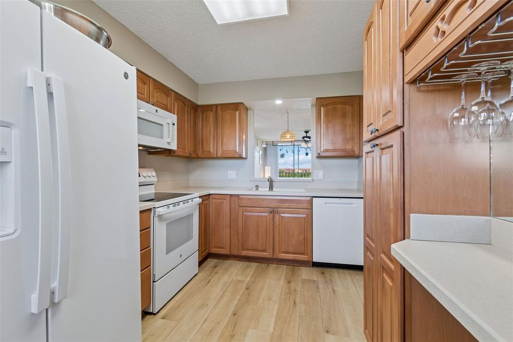 Image 10 of property listing at 900 COVE CAY DRIVE 5F, Clearwater, FL 33760