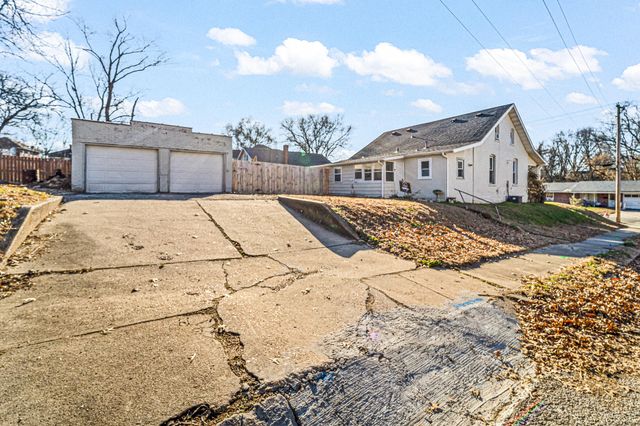 1014 W MCCARTY ST, Jefferson City, MO 65109