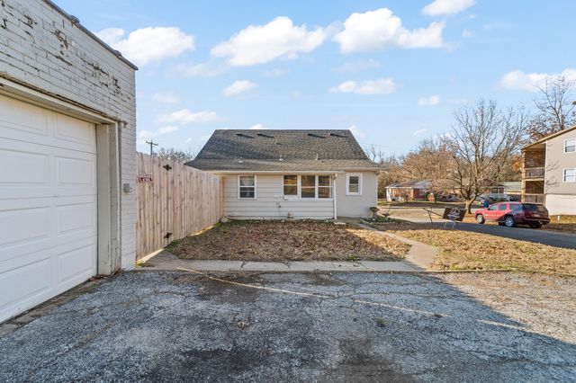 1014 W MCCARTY ST, Jefferson City, MO 65109